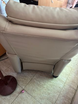 2 Sillones reclinables orejero de piel beige