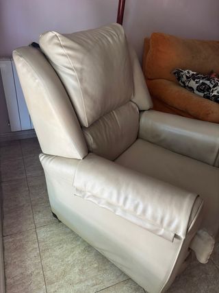 2 Sillones reclinables orejero de piel beige