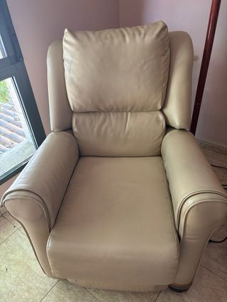 2 Sillones reclinables orejero de piel beige