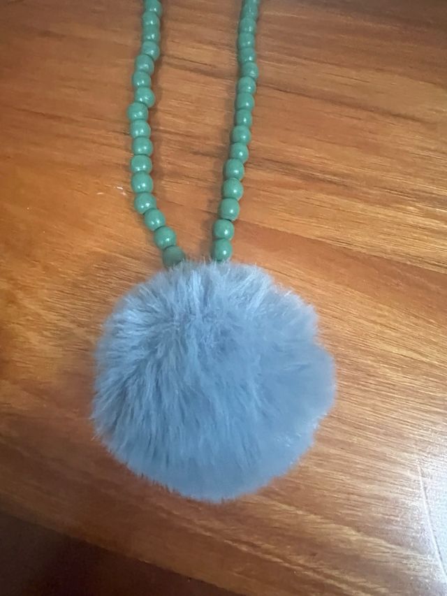 Collar con pompón gris