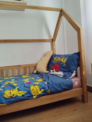 Cama casita infantil de madera natural con colchón