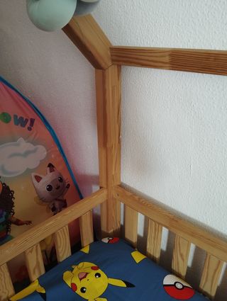 Cama casita infantil de madera natural con colchón