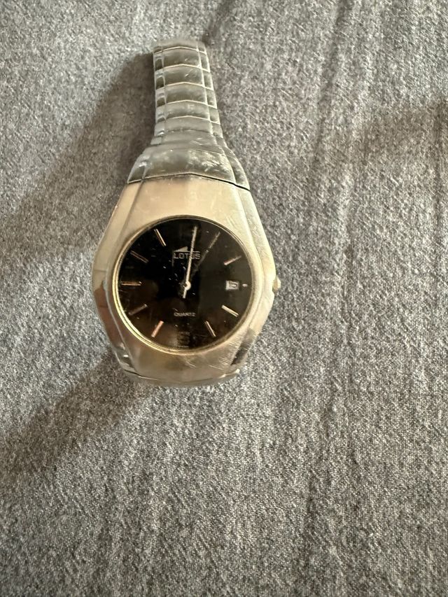 Reloj Lotus Negro y Plateado