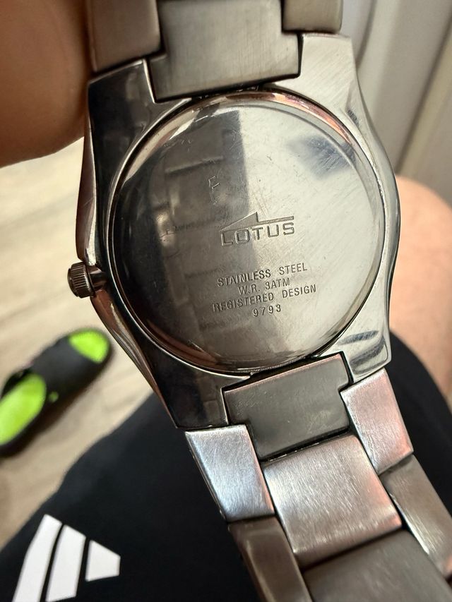 Reloj Lotus Negro y Plateado