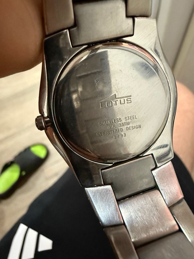 Reloj Lotus Negro y Plateado