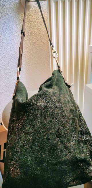 Bolso negro con detalles plateados en piel