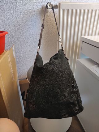 Bolso negro con detalles plateados en piel