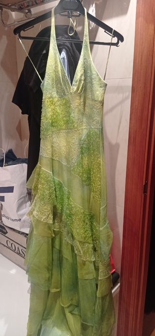 Vestido de fiesta verde con volantes