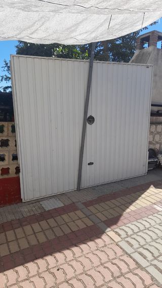 Puerta de garaje 2,50x2,12 (muelle roto)