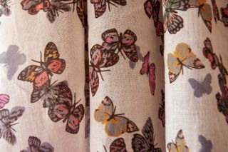 Foulard con estampado de mariposas