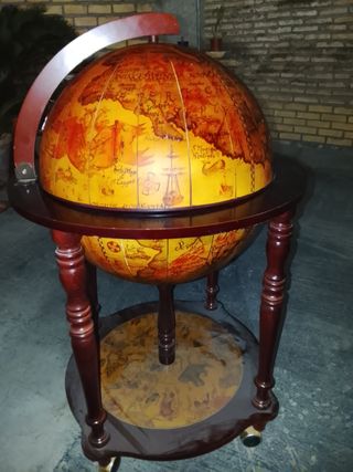 Globo terráqueo con mesa