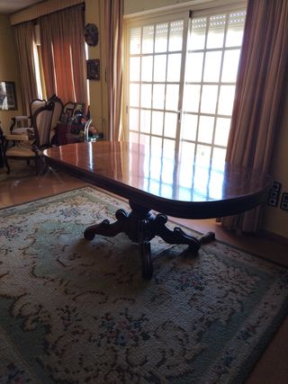 Mesa de comedor de caoba
