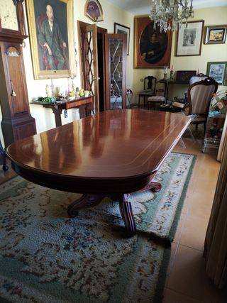 Mesa de comedor de caoba