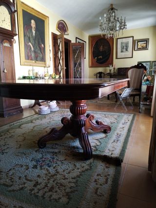 Mesa de comedor de caoba