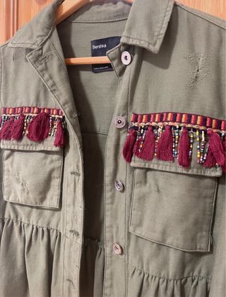 Sobrecamisa Bershka verde militar con flecos