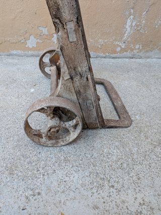 Carretilla antigua de madera y metal