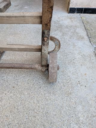 Carretilla antigua de madera y metal