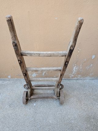 Carretilla antigua de madera y metal
