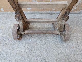 Carretilla antigua de madera y metal