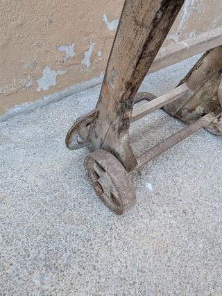 Carretilla antigua de madera y metal