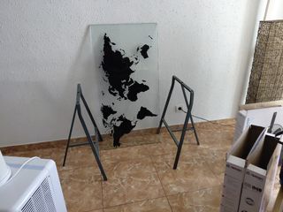 Mesa de escritorio de cristal y metal