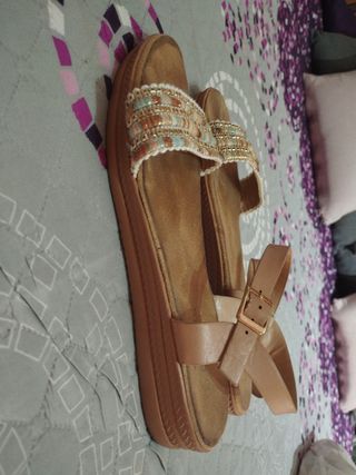 Sandalias de cuña con pedrería