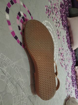 Sandalias de cuña con pedrería