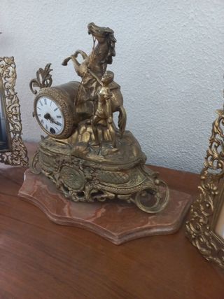 Reloj de bronce antiguo con figura ecuestre