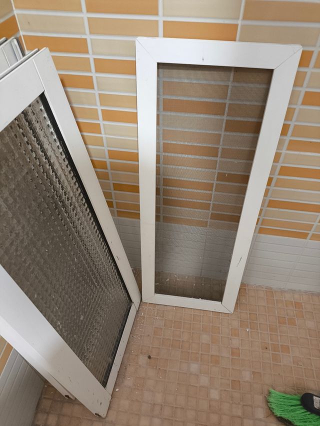 2 Hojas ventana baño + mosquitera. 2 Hojas ventana