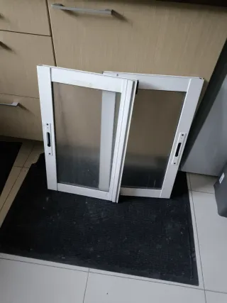 2 Hojas ventana baño + mosquitera. 2 Hojas ventana