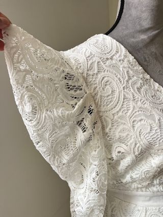 Vestido blanco de encaje manga larga