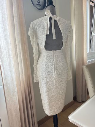 Vestido blanco de encaje manga larga