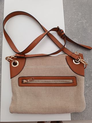 Bolso de hombro beige y marrón