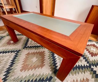 Mesa de centro de madera con tapa de cristal