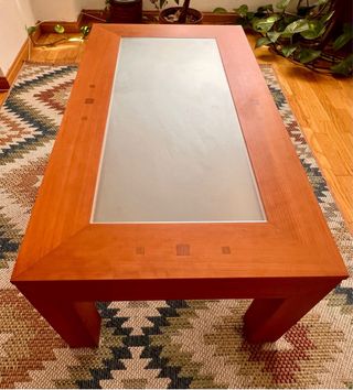 Mesa de centro de madera con tapa de cristal