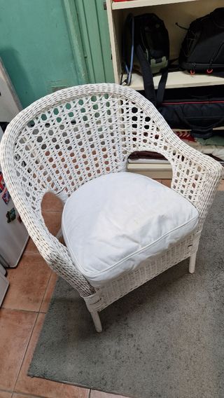 Sillón de mimbre blanco