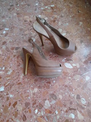 Zapatos Mary Paz de tacón marrón