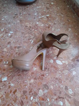 Zapatos Mary Paz de tacón marrón