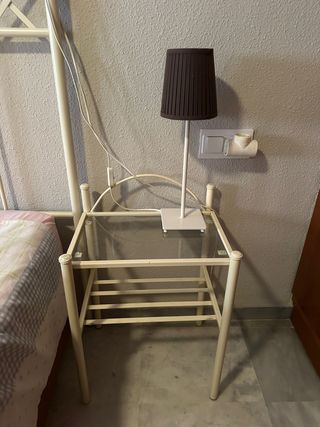 Mesita de noche y lámpara