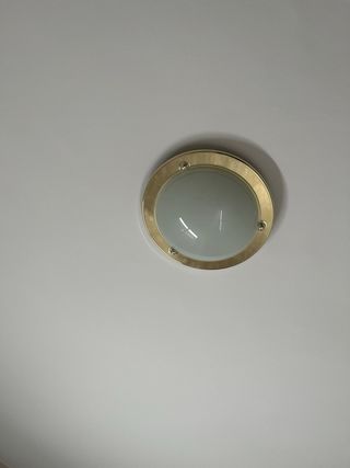 Lámpara de techo dorada y transparente