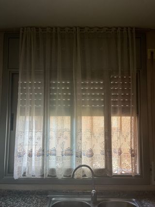 Cortinas de tela beige y blancas