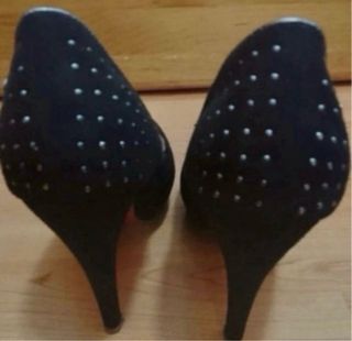 Tacones negros con tachuelas