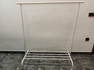 Perchero de pie blanco