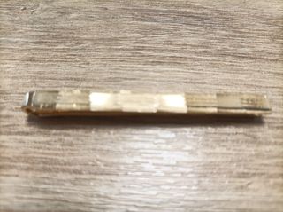 Sujetacorbata chapado en oro