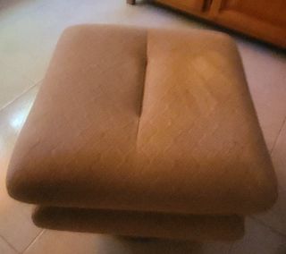 Puff de tela beige y marrón