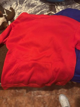 Sudaderas con capucha azul y roja