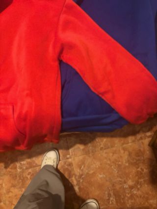 Sudaderas con capucha azul y roja