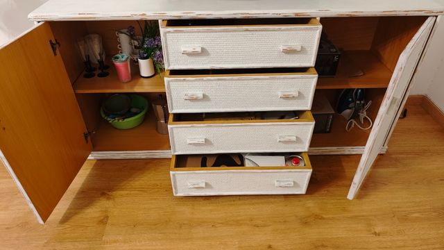 Mueble de mimbre blanco decapado