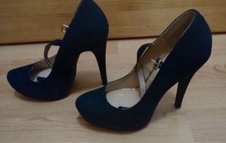Tacones negros de vestir con tira