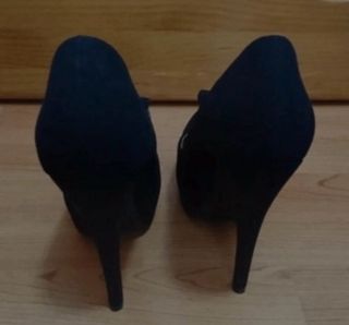 Tacones negros de vestir con tira